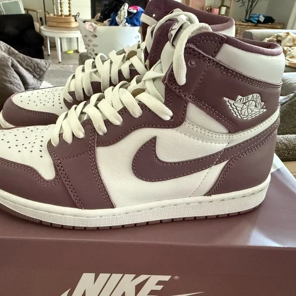 Nike Air Jordan 1 Retro High OG in Mauve and White - Picture 1 of 8